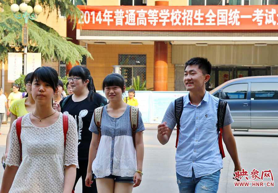 最后一門考試結(jié)束后，考生們一臉輕松的走出考場