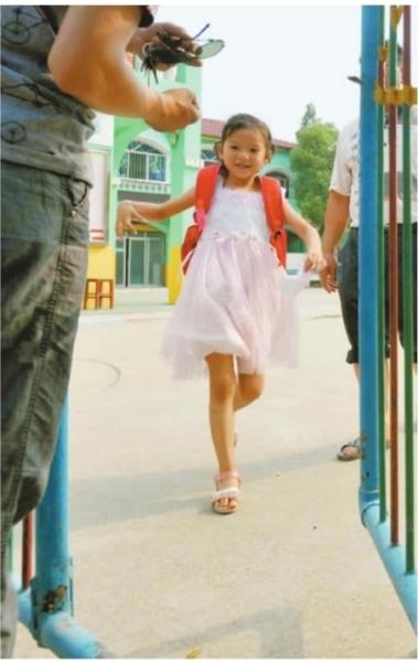 　　昨日，潛江市浩口鎮(zhèn)第三小學已被戒嚴，下午幼兒園學生放學時，一些家長前來接孩子