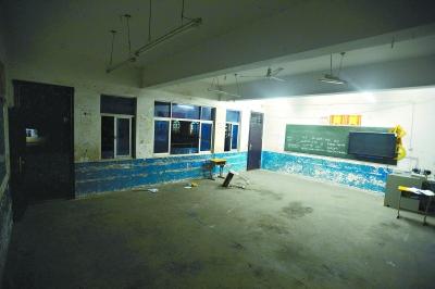 　　昨晚10時，事發(fā)教室里的書桌幾乎被搬空，一個損壞的書桌倒在地上