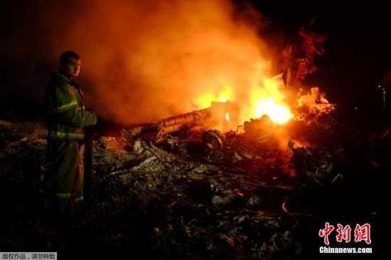 圖為馬航波音777客機在頓涅茨克地區(qū)墜毀的現(xiàn)場。