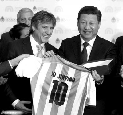 　獲贈(zèng)10號(hào)球衣。