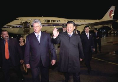 21日晚,習(xí)近平乘坐的專機(jī)抵達(dá)哈瓦那何塞·馬蒂國際機(jī)場。古巴國務(wù)委員會第一副主席兼部長會議第一副主席