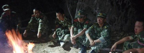 8月5日晚，受困官兵等待天亮以后的救援。