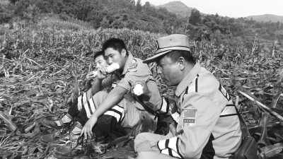 饑餓難忍，中國緊急救援河南基地的救援隊員在已毀的玉米地里撿拾生玉米吃。