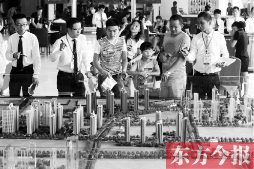 昨天上午，在鄭州市區(qū)一售樓部內(nèi)，看房的顧客比平時(shí)多了不少