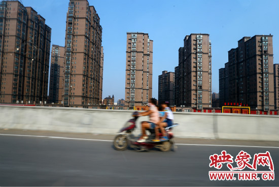 三環(huán)快速路開(kāi)通后，仍有一些電動(dòng)車違規(guī)上橋。