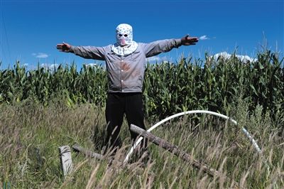 一牧民向記者描述化工園區(qū)打的水井：“他們的井又深又大，我們肯定搶不過他們?！? width=