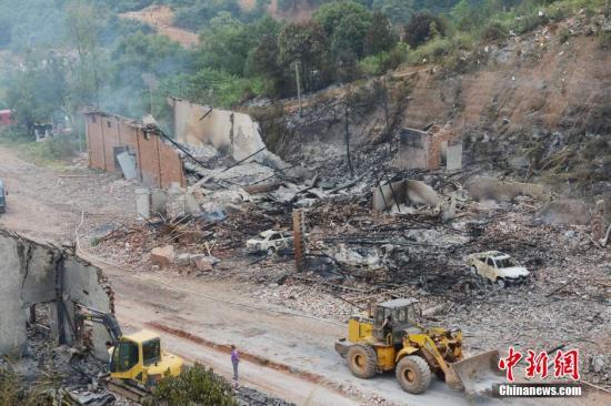 9月23日上午，花炮廠清理工作正在進行，山谷內(nèi)的廠房已被爆炸夷為平地。中新社發(fā) 楊華峰 攝