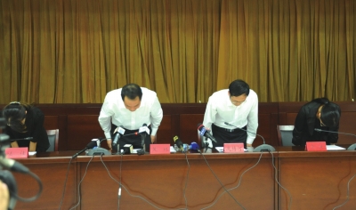 昆明通報明通小學踩踏事故原因，官員鞠躬致歉。圖/東方IC