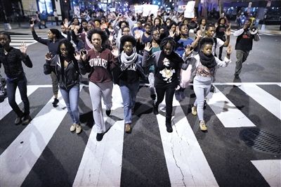 　24日，美國華盛頓，民眾在白宮前參加示威，抗議不起訴槍殺黑人青年的白人警察。