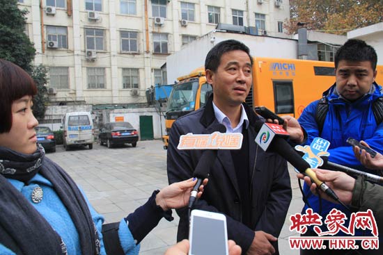 鄭州城市管理局行政執(zhí)法監(jiān)察支隊(duì)二大隊(duì)副大隊(duì)長(zhǎng)杜陸水就“河南省人民會(huì)堂違法戶外廣告”一事，接受媒體采訪