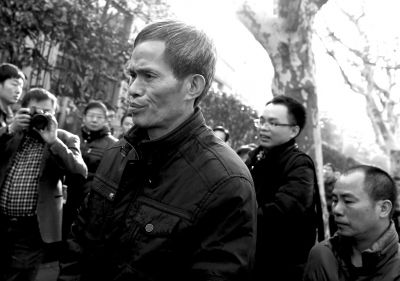 被告人林森浩的父親林尊耀準備進入法院。