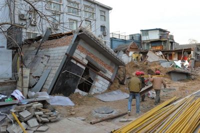 坍塌事故發(fā)生后，房屋傾倒在地面上。記者 徐曉帆/攝