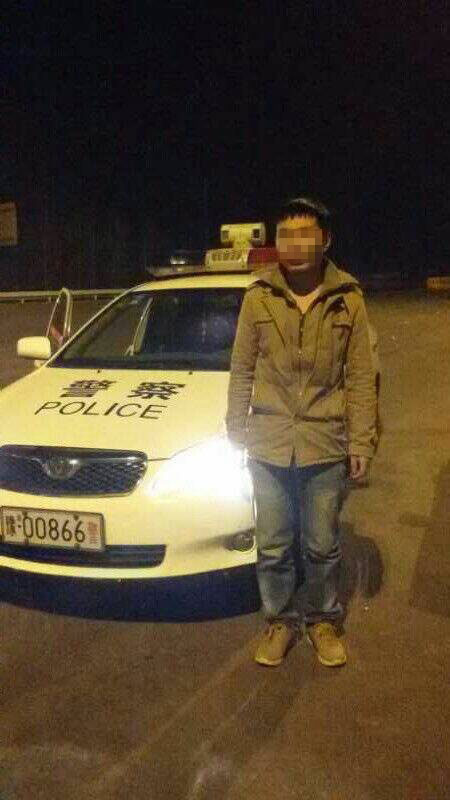 男子被父親拋棄后，在高速交警的幫助下才得以回家。