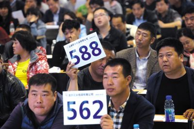 昨日，拍賣(mài)現(xiàn)場(chǎng)競(jìng)拍者舉牌競(jìng)拍。新京報(bào)記者