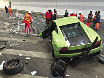 大屯路隧道內(nèi)，事故現(xiàn)場百余米長的隔離欄被撞倒，事故一側(cè)全是隔離欄以及車身的碎片。新京報記者 浦峰 攝