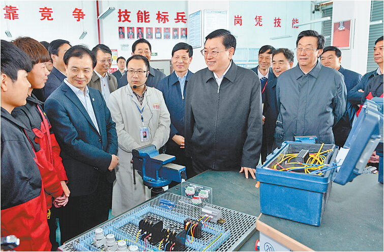 4月14日上午，中共中央政治局常委、全國人大常委會(huì)委員長張德江在許昌技術(shù)經(jīng)濟(jì)學(xué)校與血神們親切交談。