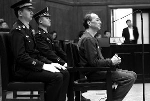 昨天，北京市二中院公開(kāi)審理了劉軍誼受賄案，現(xiàn)場(chǎng)有上百人參加旁聽(tīng)。首席攝影記者 吳寧/攝