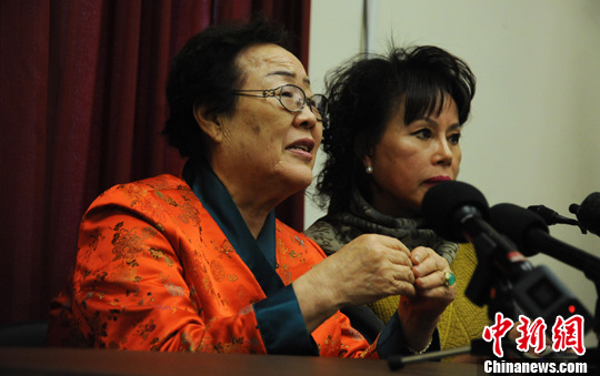 圖為慰安婦受害者李容洙（Lee Yong Soo。圖左）發(fā)表講話，要求安倍正式道歉。