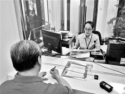 昨天，第一位行政案件立案者冀先生在立案大廳窗口前立案