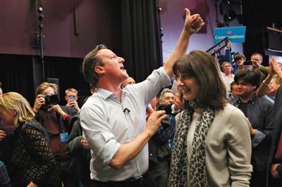 4日，英國巴斯，卡梅倫和妻子薩曼莎到一所女子學(xué)校助選。英國大選前夕，主要政黨的領(lǐng)袖們紛紛派妻子去拉選票。