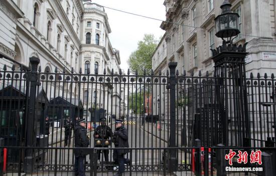 5月7日，英國舉行大選，英國首相府所在地唐寧街10號加強安保。民調(diào)顯示，英國兩大政黨保守黨和工黨的支持率不相上下，此次大選被稱為英國近40年來最難預(yù)測結(jié)果的一次大選。<a target='_blank' ><p  align=