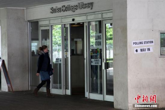 月7日，英國舉行大選，650個選區(qū)的選民前往投票站，選出代表各自選區(qū)的國會議員，贏得全國超過半數(shù)選區(qū)議席(即超過325個席位)的政黨，則獲得執(zhí)政權(quán)。圖為一名選民進(jìn)入投票站投票。<a target='_blank' ><p  align=