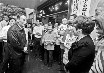 5月8日，王岐山與海寧市鹽官鎮(zhèn)桃園村黨委班子成員、老黨員和群眾親切交流供圖/新華社