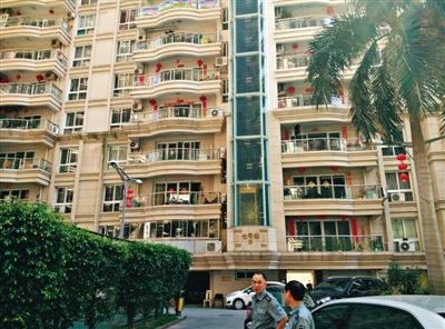 泉州鬧市區(qū)刺桐路上一小區(qū)。5月5日凌晨，泉州安監(jiān)局調(diào)研員謝清平在7號樓自殺。