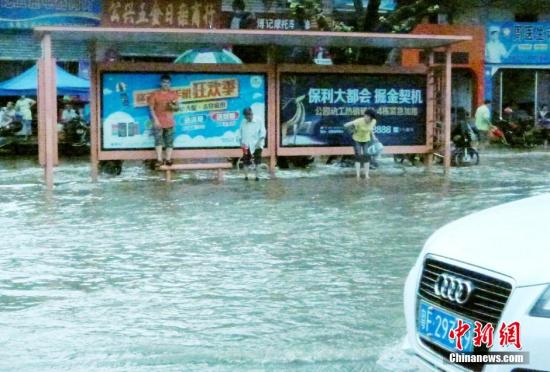 圖為暴雨持續(xù)兩小時(shí)，韶關(guān)市區(qū)又變“水城”。陳惠賢 攝