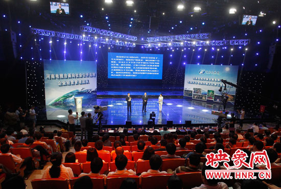 16日上午，河南電視臺(tái)1500平米演播廳內(nèi)座無(wú)虛席。