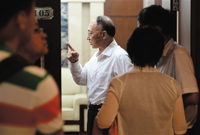 劉鵬局長走出會場。昨日的足球改革發(fā)展工作會議上，國家體育總局為中國足球“開了一扇門”。新京報記者 吳江 攝