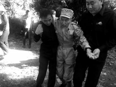 89歲老兵繆焜得知不能接到遺骸后嚎啕大哭。組織方供圖