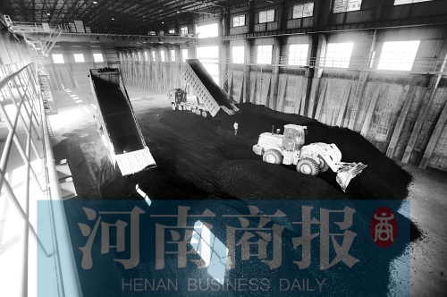 大量煤炭運往南區(qū)供熱站，為今冬供暖做準(zhǔn)備 河南商報記者 鄧萬里/攝