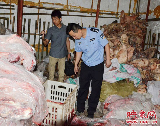 西平警方保衛(wèi)餐桌安全開(kāi)展地毯式大排查大行動(dòng)