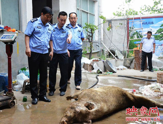 西平警方保衛(wèi)餐桌安全開(kāi)展地毯式大排查大行動(dòng)