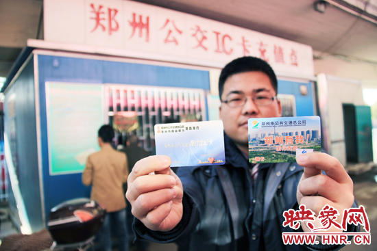 一名市民展示新卡(圖右)和舊卡(圖左)。