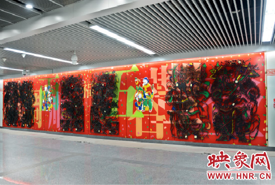 農業(yè)南路地鐵站內名為《五彩祈?！返奈幕瘔? width=