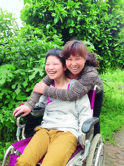 黃揚(yáng)和母親許秀梅在陽(yáng)光下好開心。（黃珊攝）