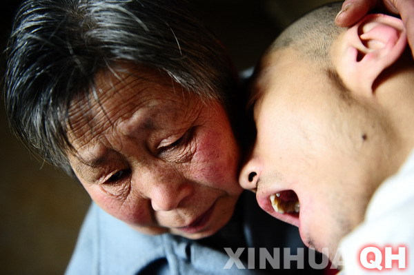 3月29日，母親邵秀景（左）同楊林在一起。