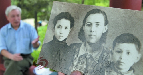 　前晚，花甲老人黎遠(yuǎn)康特意給遠(yuǎn)在哈薩克斯坦的老媽送上了母親節(jié)祝福