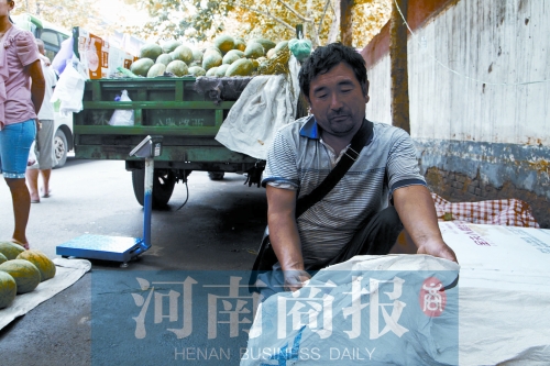 錢包就裝在這個(gè)編織袋里，枕在老陳頭下，沒(méi)想到還是被偷走了 實(shí)習(xí)生 唐韜/攝