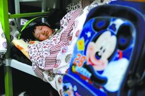 一名兒童昨晚在蘭考縣臨時救助站的房間入睡。新華社發(fā)