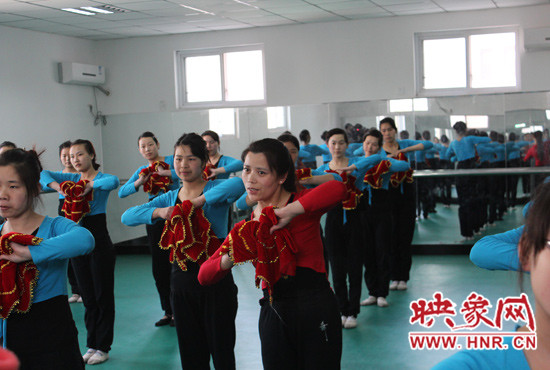 舞蹈室里，張巧英正在糾正學(xué)生的舞蹈動作