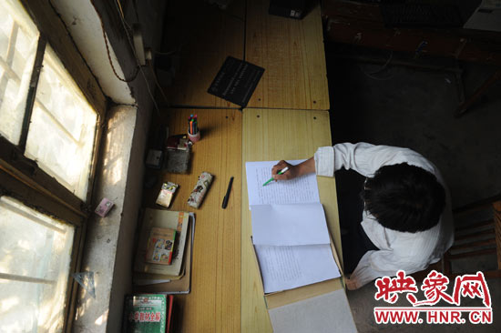 圖為王格現(xiàn)在審閱文件。