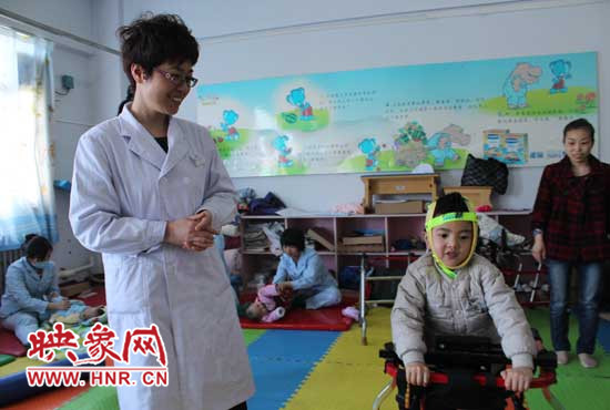 尚清鼓勵(lì)患兒進(jìn)行康復(fù)治療