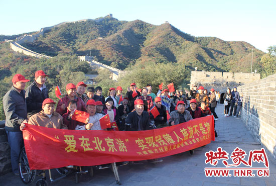旅游對于殘疾人朋友來說比正常人要困難許多，2011年，劉小琴帶領(lǐng)殘障朋友登上了長城。