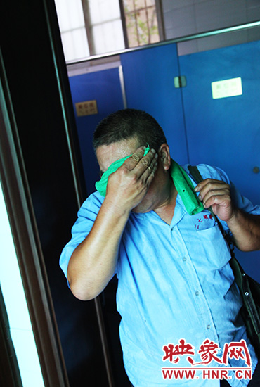 修好設(shè)施，從廁所內(nèi)出來時(shí)江學(xué)銅已滿頭大汗