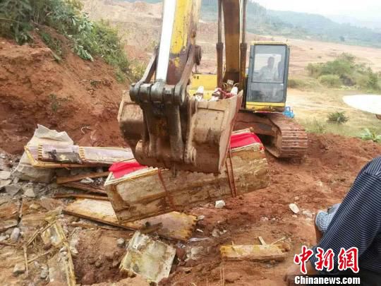 圖為“官墓”被移走?！?yán)初 攝