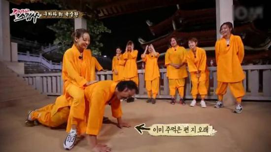 陸重烷接受懲罰做俯臥撐，女星具荷拉坐其背上。